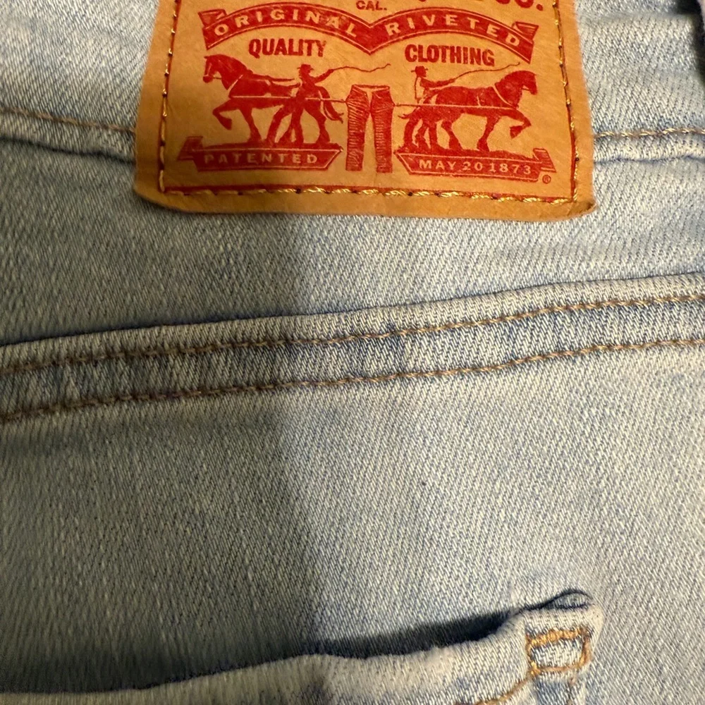 Levi’s 724 Jeans High Rise Straight Crop Light Blue Distressed Size 32